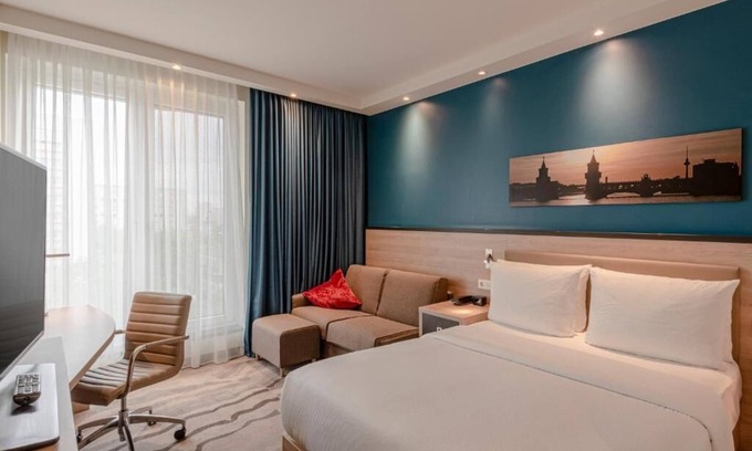 Mitte Hôtel | Central Berlin Escape Near Museum Island & Brandenburg Gate! 2 City View Rooms!