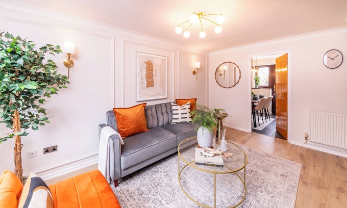 Acocks Green Maison | Central Birmingham Luxury 2 bed house up to 6 people. Parking & Garden Near NEC