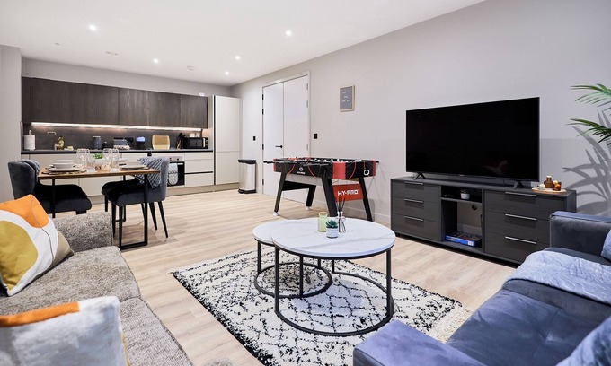 Birmingham City Centre Appartement | Central Birmingham Getaway: Luxury 2-Bedroom, Netflix, Games & Parking