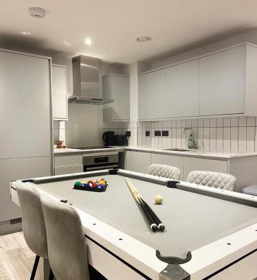 Bordesley Appartement | Central Birmingham Luxury 2 Bedroom Apartment with Fast WiFi and Games Table