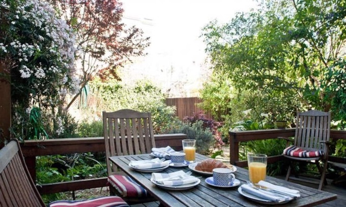 Castro District Appartement | Central Castro 2BR w/ Private Deck, Garden and Laundry- NO STAIRS!