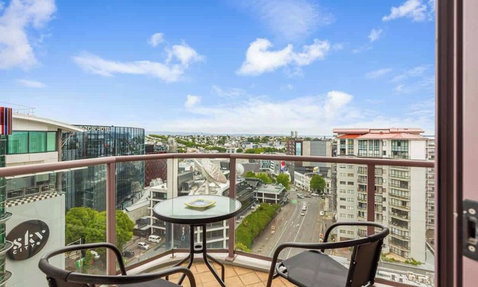 Auckland Central Business District Appartement | Stylish 2BR Apt with Balcony - Prime CBD Location!