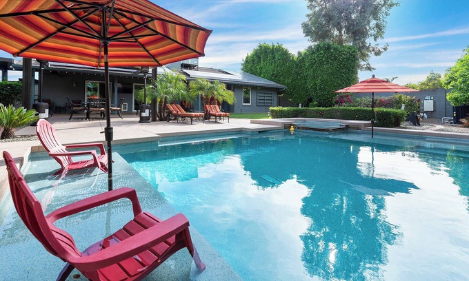 Paradise Valley Village Maison | Resort Style Heated Pool Hot Tub, Fire Pit, Gourmet Kitchen, Close to Everything