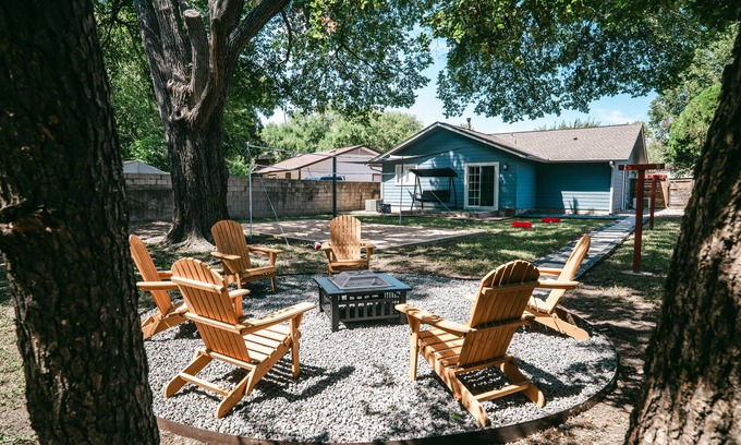 East MLK Maison | Central East Austin Fun Home with Sand Court + Games