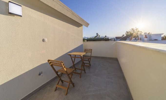 Eski Lara Appartement | Central Flat with Balcony and Terrace in Muratpasa