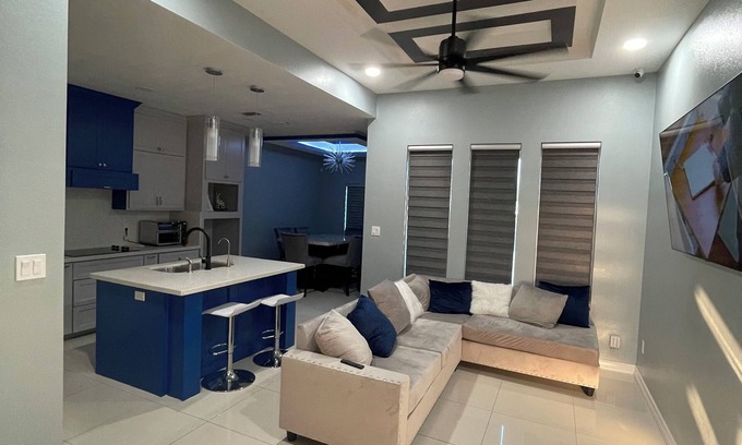 Alamo Maison | Central home and major stores restaurants and landmarks are within 5 minutes.