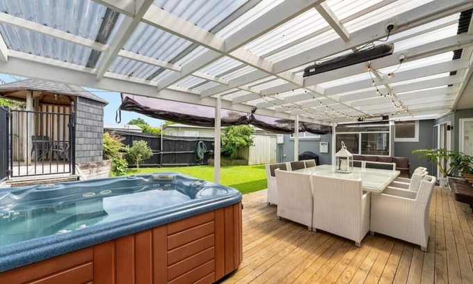 Mount Maunganui Maison | Central home with pool and spa!