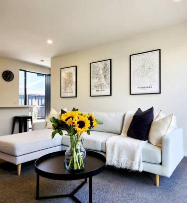 Spreydon Appartement | Central Home with Internal Garage - Close to CBD!