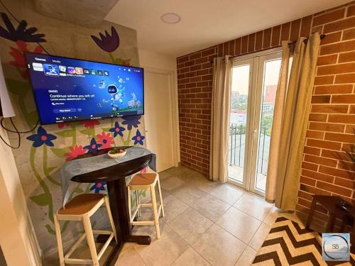 Zona 10 Appartement | Central Location, Secure & Vibrant Night Life!