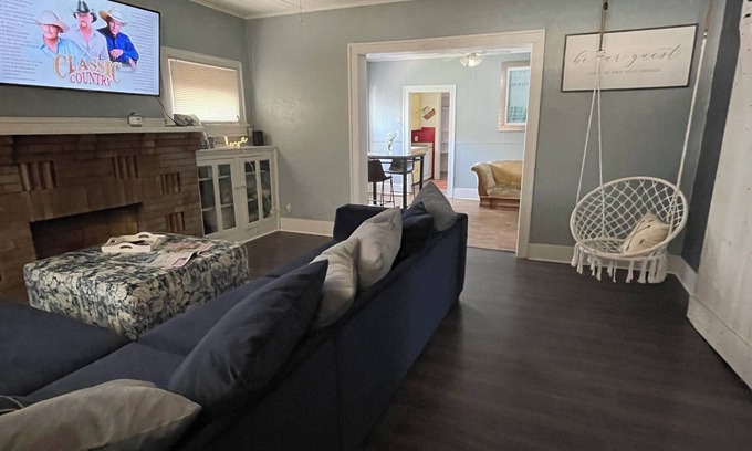 Enid Maison | Central Location 3BR 1B Fully Fenced Back Yard. Cozy & Quiet