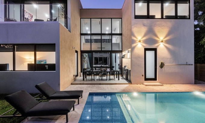 West Little Havana Maison | Central Miami Luxury Home, Heated Pool, Jacuzzi, Billiards, Grill