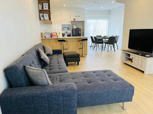 Lower Hutt Maison | Central Modern 3-Bedroom,3- Bathroom House with Patio and Carpark- Lower Hutt City Centre