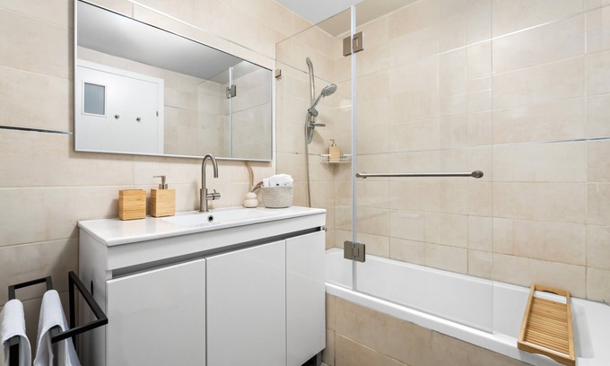 Kiryat HaLeom Appartement | Central modern JLM 3BR suite with a private Parking and a Balcony