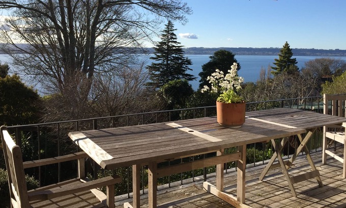 Kawaha Point Maison | CENTRAL, MODERN, MAGNIFICENT LAKE VIEW, 3 BATHROOMS. SLEEPS 10. PET FRIENDLY.