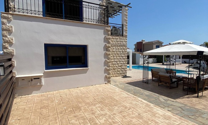 Protaras Villa | Protaras centrale, pas de voiture nécessaire. WIFI et la télévision britannique. Courte promenade à la plage.