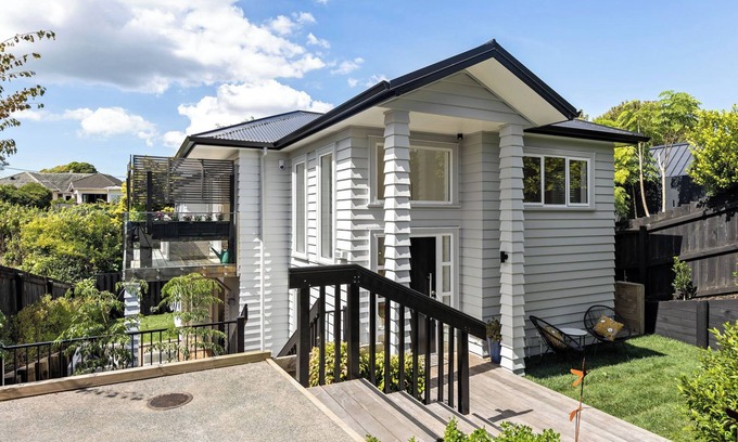 Western Springs Maison | Central, quiet 4 bedroom home near city, beaches, parks, zoo and kids museum.