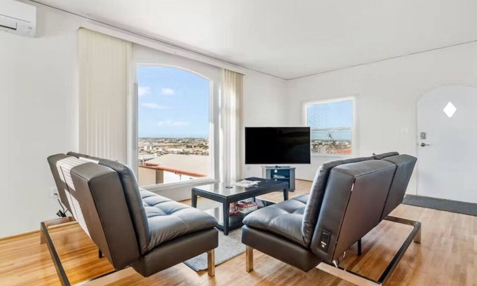 Middletown Appartement | Central San Diego 2BD/1BTH w/ Hilltop View of the Bay