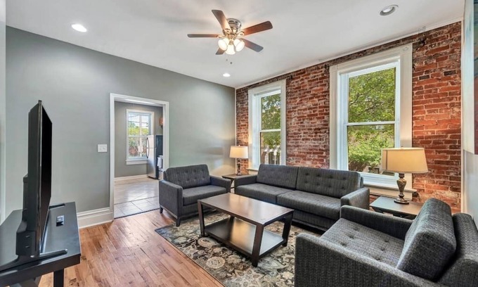Benton Park Maison | Central St. Louis apartment (1E) - Sleeps 9!