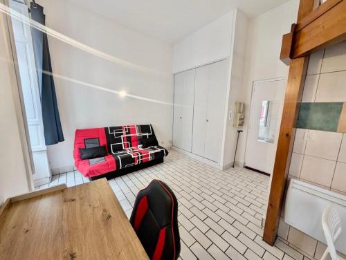 Quartier Chorier-Berriat Appartement | Central Studio - Alsace Lorraine & Train station - Prime Location Near All Amenities