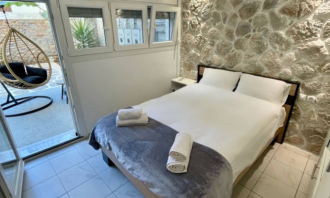 Volos City Centre Appartement | Central Studio Flat with Garden