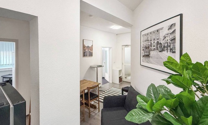 Rathaus Appartement | Central Stuttgart 3BR – 12 Pax