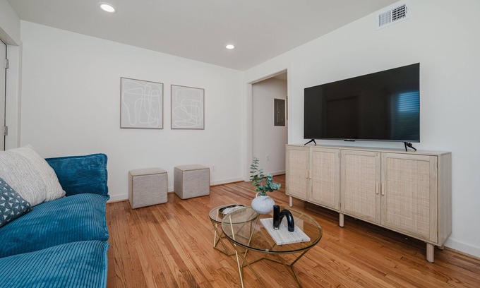 Civil Rights Historic District Copropriété | Central Suite C - 2 Bedrooms/King Bed/Parking