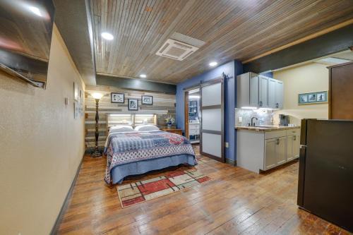 Texarkana Appartement | Central Texarkana Studio Rental with Railroad Views!