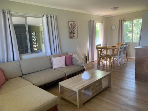 Atherton Maison | Central, Tidy and Private 3 Bedroom