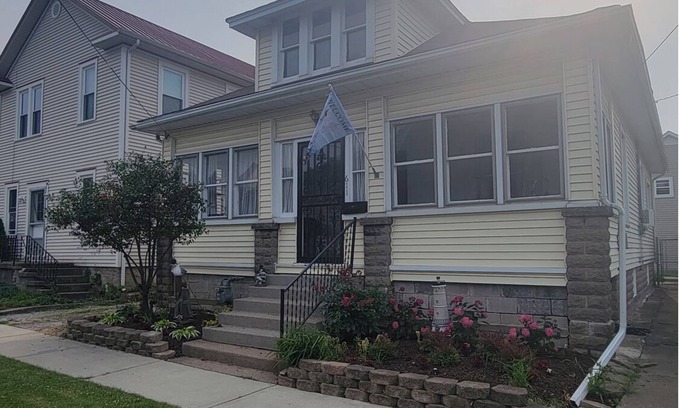 Sandusky Maison | Central to Everything ...Cedar Point, Downtown and Sports Park.