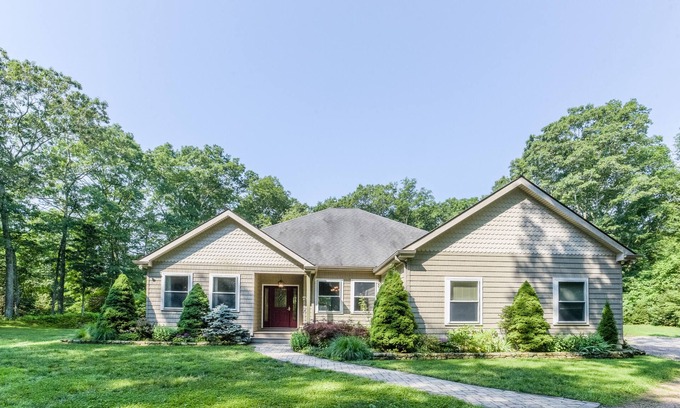 Stonington Maison | Central to Mystic and Vineyards