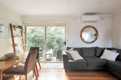 Windsor Appartement | Central Treetop Overlook with Parking in Windsor
