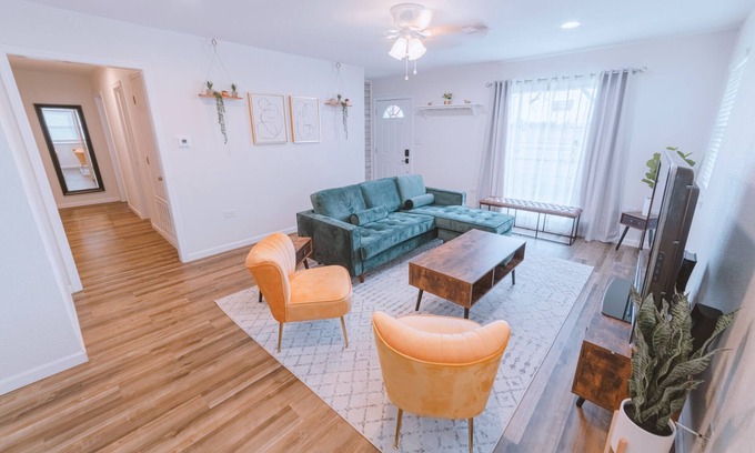Austin Ave. Maison | Central w/ Firepit & EV charge, 3mi fm Silos!