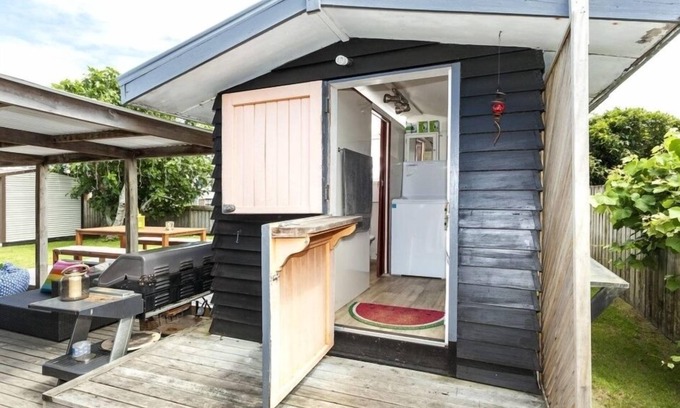 Whangamata Maison | Central Whanga Beach Bach - Promenade à la plage et à la ville. Open Plan Living