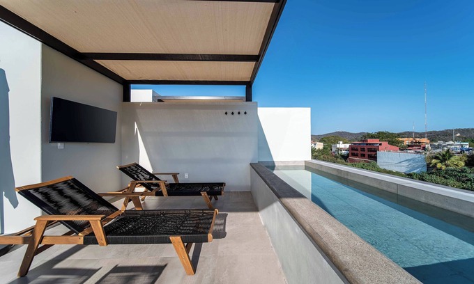 Crucecita Copropriété | Centrally located with private rooftop terrace and private plunge pool!