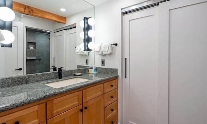 Downtown Hôtel | Centrally Located 1 Bedroom By The Little Nell!