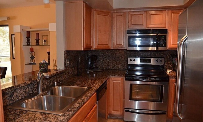 Camelback East Copropriété | * BILTMORE - GOLF * Condo communautaire situé au centre de 2 chambres / 2 salles de bain