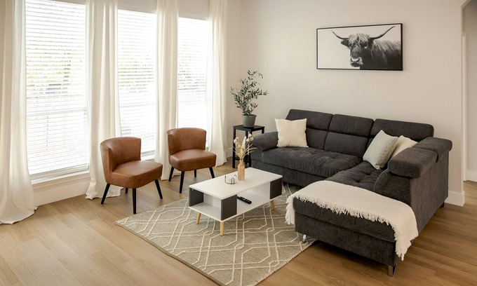 San Antonio Maison | Centrally located 3 bedroom home inside Loop 1604 (30 night minimum stay)