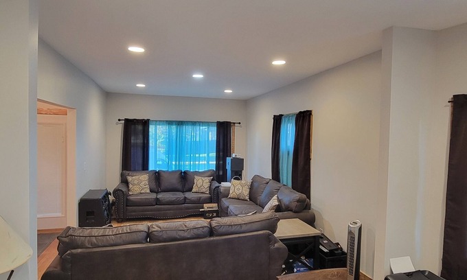 Summit - University Maison | Centrally located 5 Bedroom, 3 Baths for the whole Group