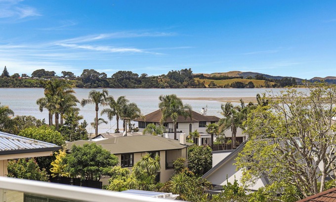 Tauranga Maison | Centrally located family friendly house with stunning views.