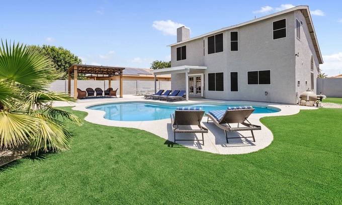 Maryvale Maison | Centrally located gem/Diving Pool/4BR/2 King beds, near Cardinal Stadium