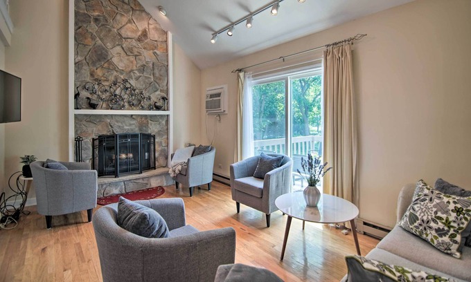 Gurnee Maison | NEW! Centrally Located Gurnee Townhome w/ Deck!