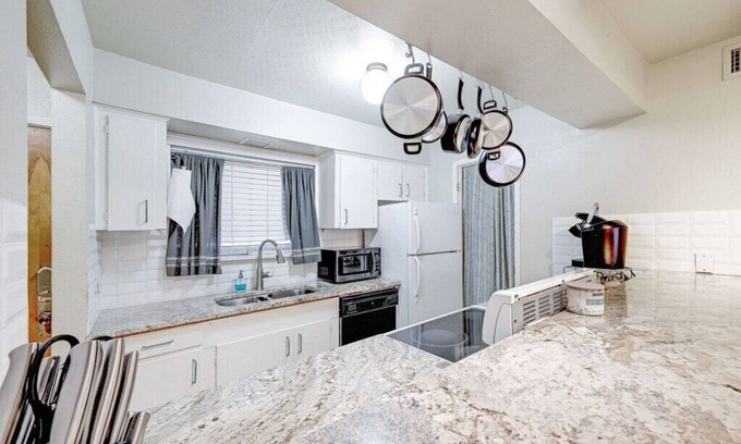 Tarrytown Copropriété | Centrally Located in Historic Tarrytown