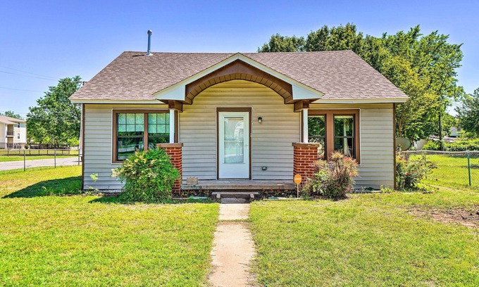 Lawton Maison | Centrally Located Lawton Home: Dogs Welcome!