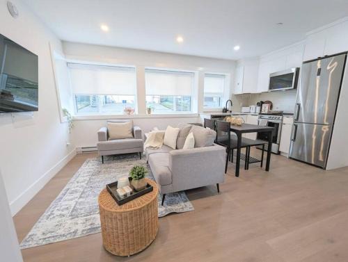 Kensington-Cedar Cottage Maison | Centrally located, modern, 2 bedroom home
