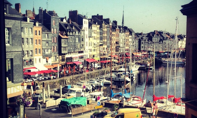 Honfleur Appartement | Apt rénové de style contemporain, idéalement situé avec vue sur le vieux bassin