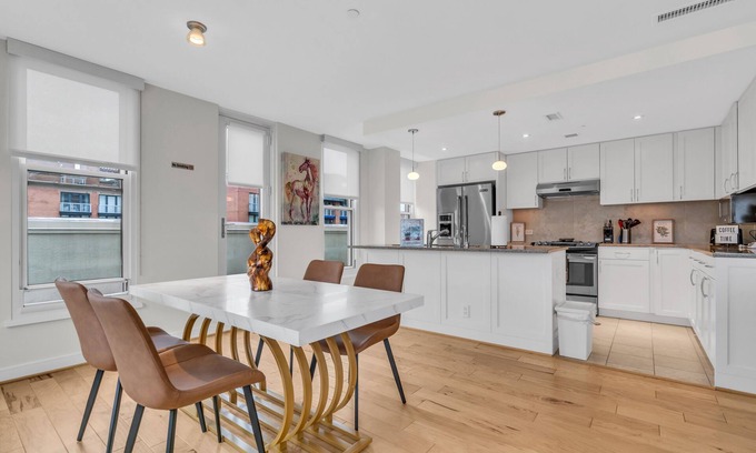 Penn Quarter Appartement | Centrally located Furnished Apt in Penn Quarter by RedAwning
