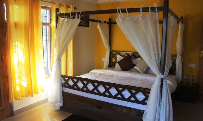 Shimla Appartement | Idéalement situé mais offre la tranquillité au milieu d'un bosquet de conifères.