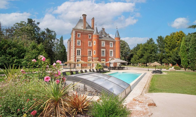 Romenay Autre | CHÂTEAU DE MONTSYMOND (officiel). 10 suites. Piscine Chauffée. Sauna. Hammam.