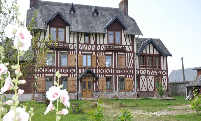 La Haye-de-Routot Maison | Château des Ifs, ancien presbytère du XVIIIè est une élégante demeure familial .