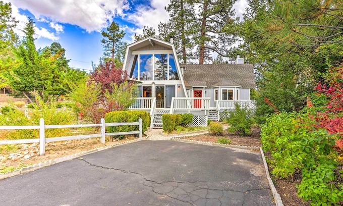 Whispering Forest Cabine | 'Château Forêt' in Big Bear w/ Hiking Trail Access